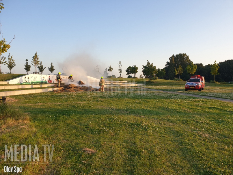 Hooibaal in brand Annie M.G. Schmidt Park te Berkel en Rodenrijs