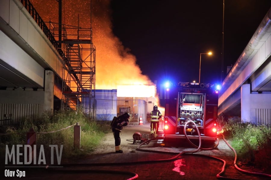 Uitslaande brand verwoest gebouw Venkelweg Hoogvliet