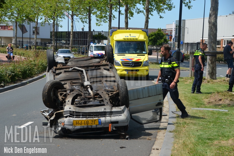 Auto rijd tegen boom en beland op zijn kop Merwedestraat Dordrecht (video)
