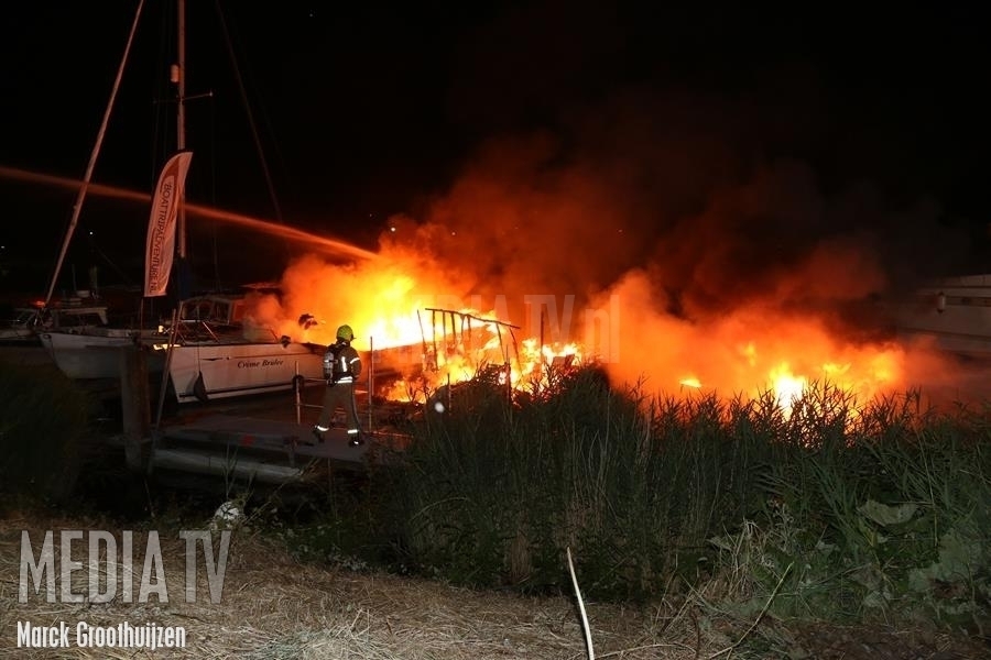 Grote brand verwoest meerdere boten Veerweg Hellevoetsluis (video)