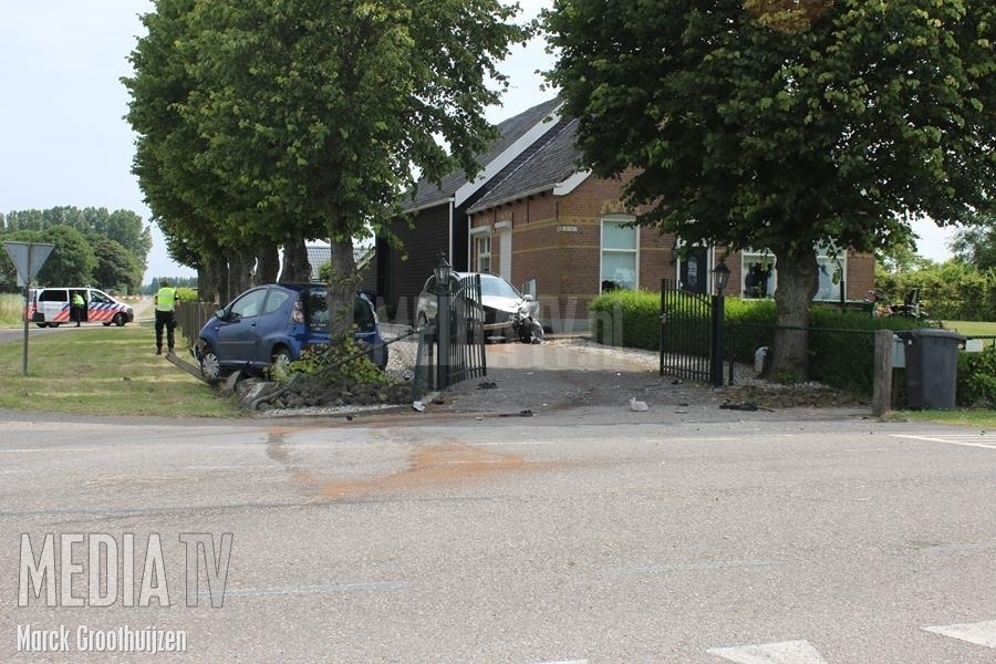 Drie gewonden bij fikse aanrijding Dorpsweg Oudenhoorn