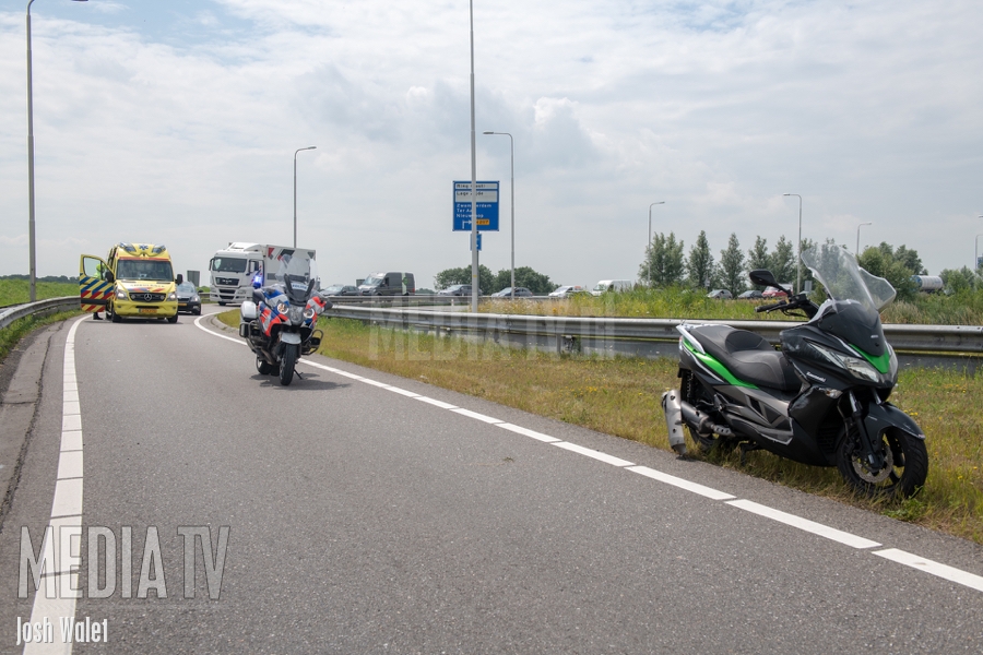Motorrijder flink onderuit op N11 bij Alphen aan den Rijn