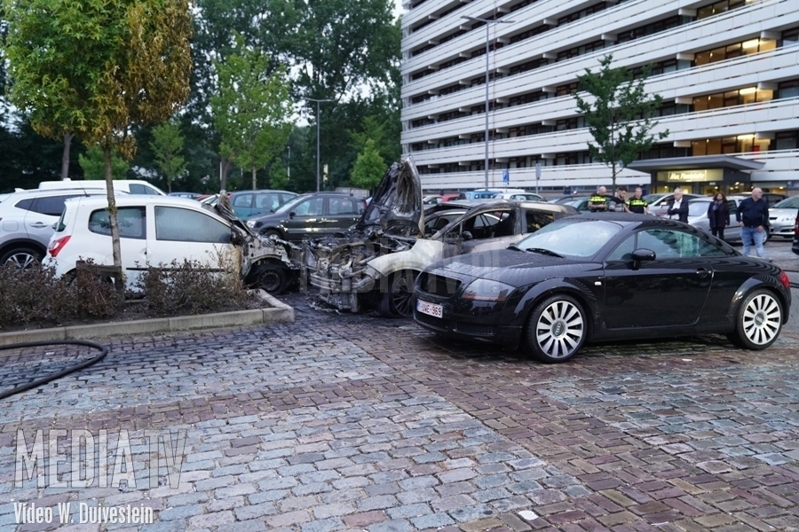 Vijf auto's beschadigd door brand Max Planckplaats Rotterdam (video)
