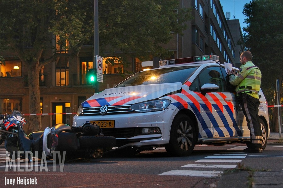 Scooter geschept door politievoertuig na achtervolging door Rotterdam