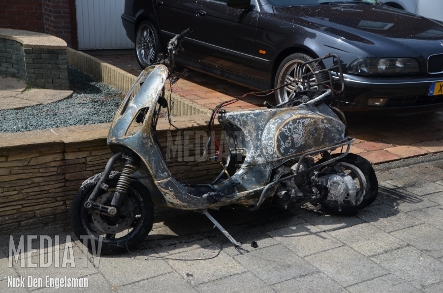 Man gewond na steekvlam uit scooter Harderwater Barendrecht