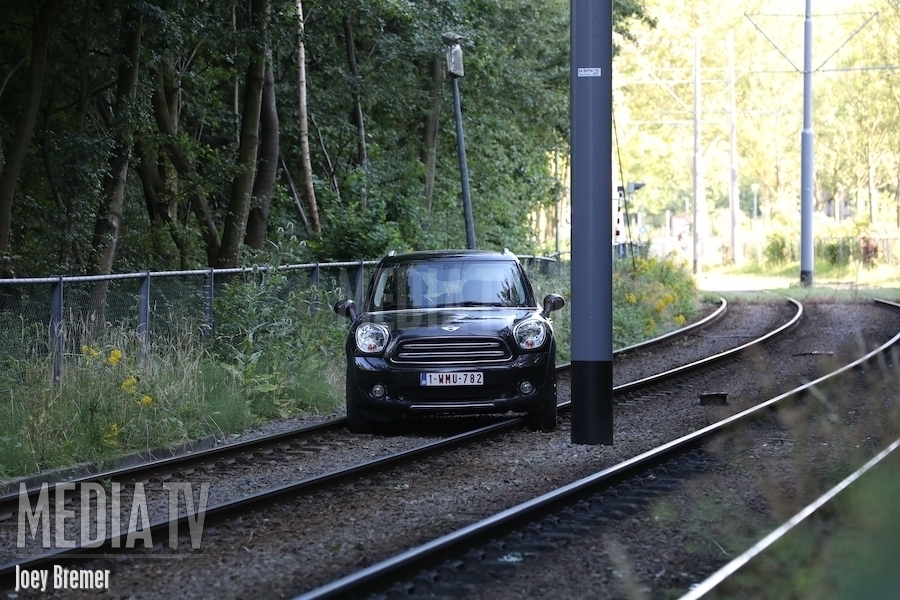 Belgische bestuurster de weg kwijt tussen tramrails Schiedam