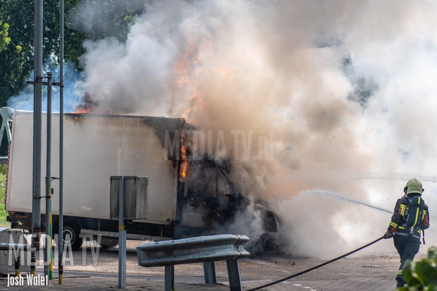 Brandende bakwagen op tankstation A12 Bodegraven (video)