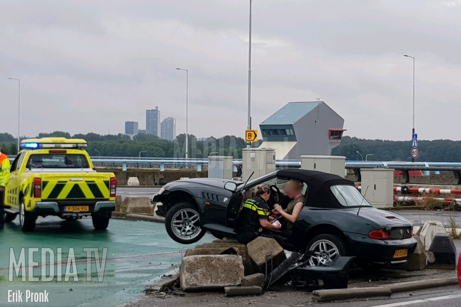 Auto eindigt op betonblokken Hartelkruis Botlek Rotterdam