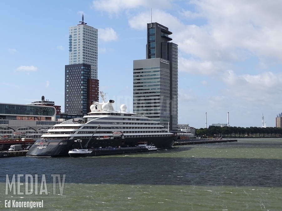 Luxueus cruiseschip Scenic Eclipse bij Cruise Terminal Rotterdam