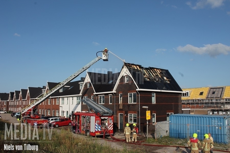 Felle brand op dak van woning Architectenlaan Bergschenhoek (video)