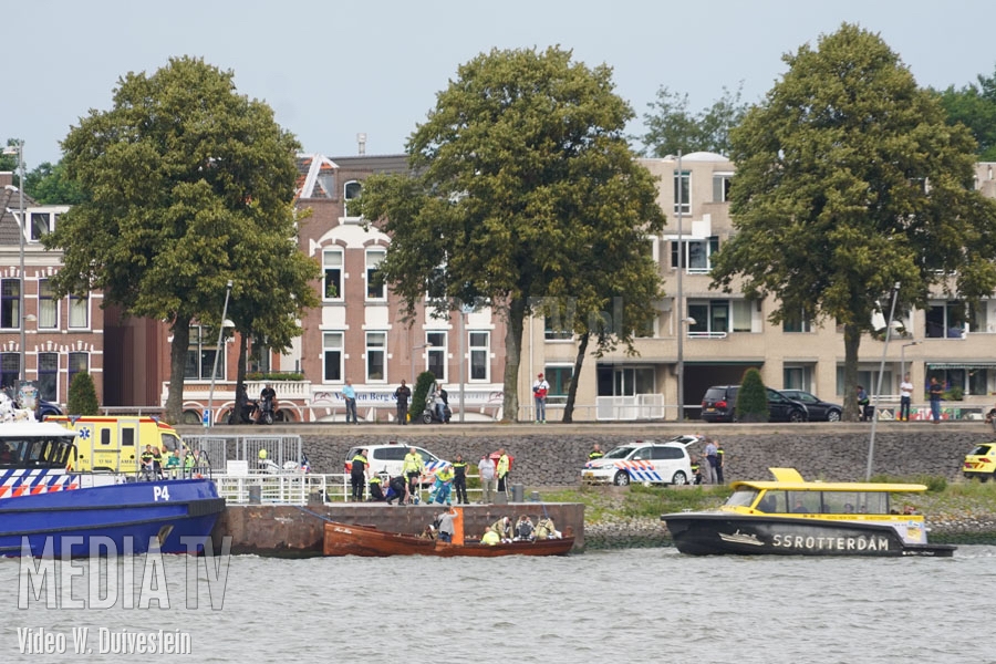 Dode en negen gewonden bij aanvaring op Nieuwe Maas (video)