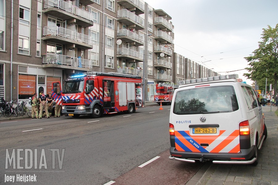 Verkeer gestremd door brand in woning Boezemstraat Rotterdam