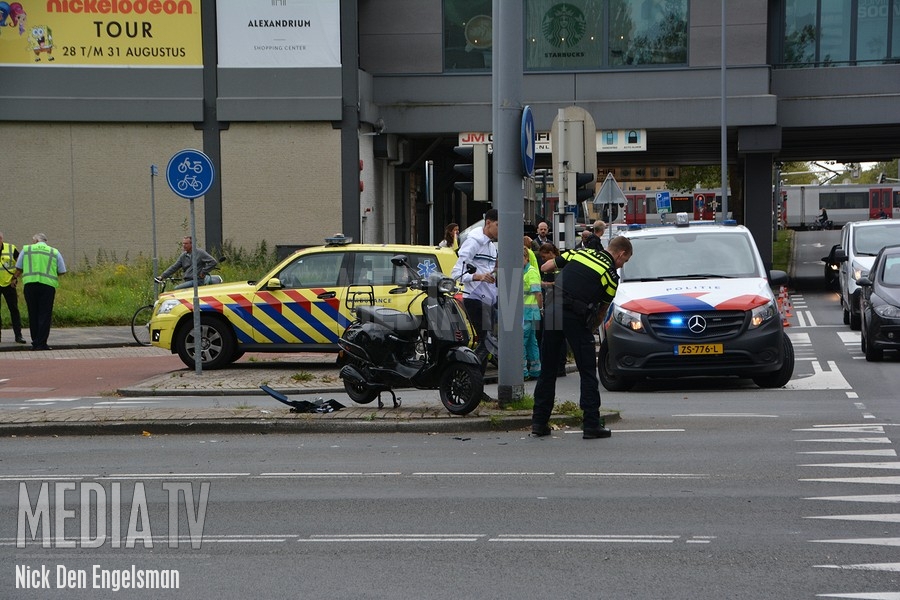 Veel schade en gewonde bij aanrijding met scooter Hoofdweg Rotterdam