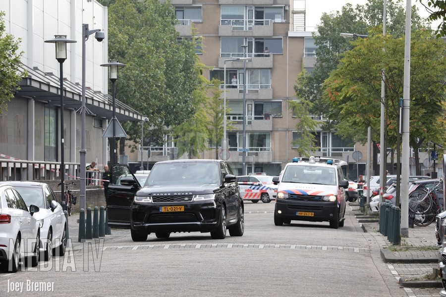 Wild west taferelen in Rotterdam Oost; daders vluchten en carjacken auto