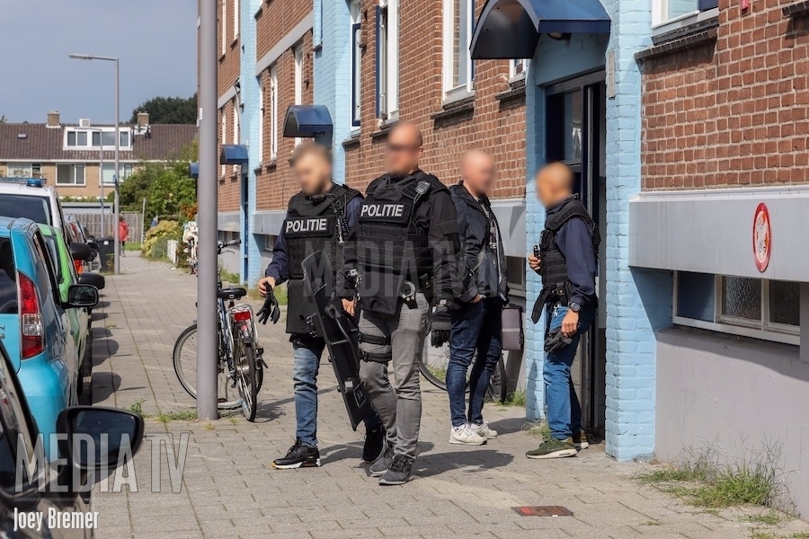 Politie valt woning binnen Mertensstraat Rotterdam