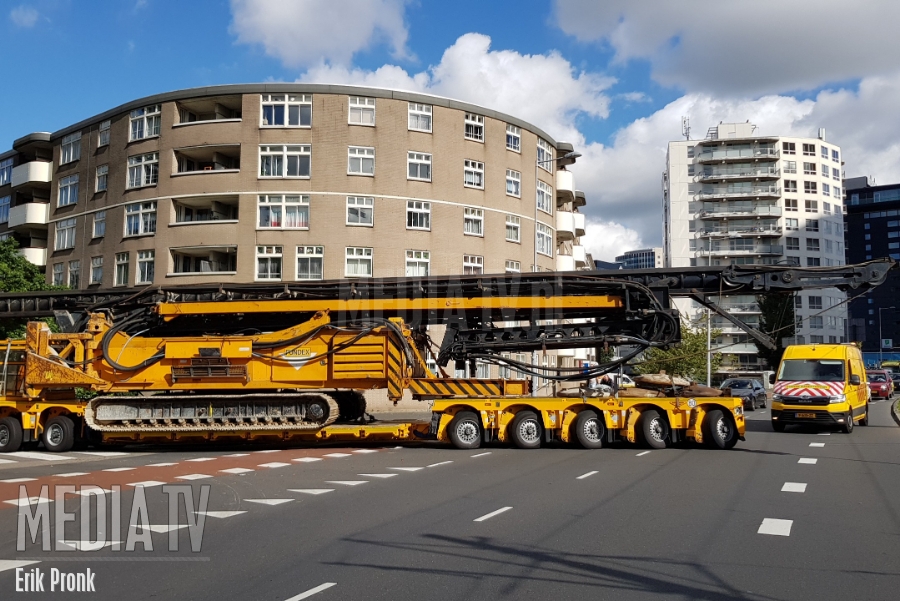 Convoi Exceptionnel door het centrum van Rotterdam 