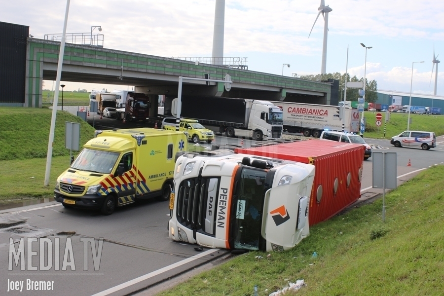 Vrachtwagen gekanteld oprit snelweg A15 Botlek Rotterdam (video)