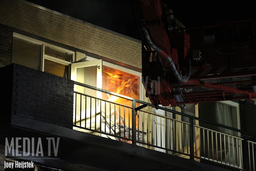Uitslaande brand verwoest woningen Jan van Arkelstraat Vlaardingen (video)