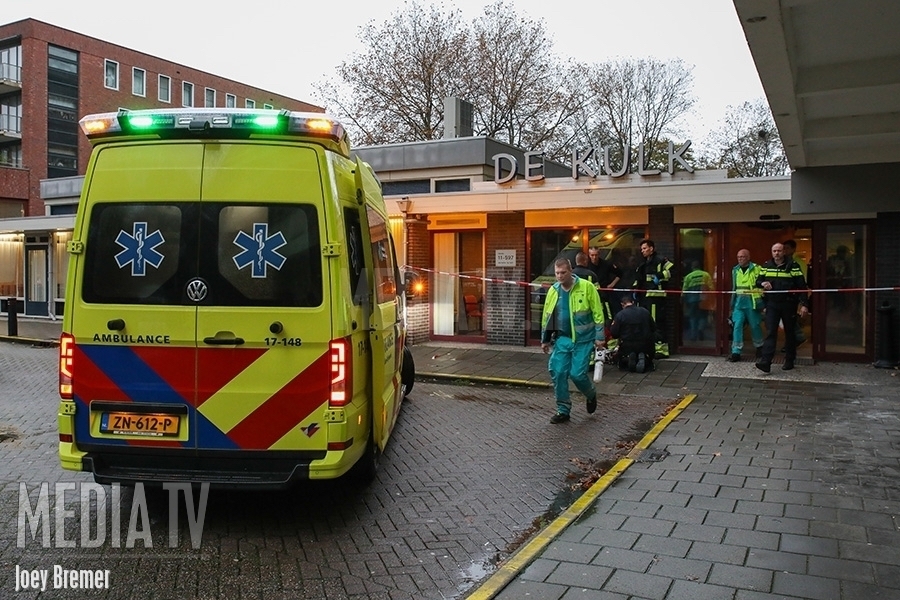 Dode bij steekpartij serviceflat De Kulk in Hoogvliet (video)
