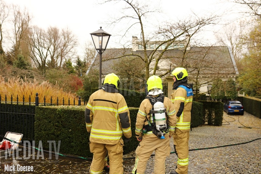 Brandweer blust brand in woning Noldijk Ridderkerk