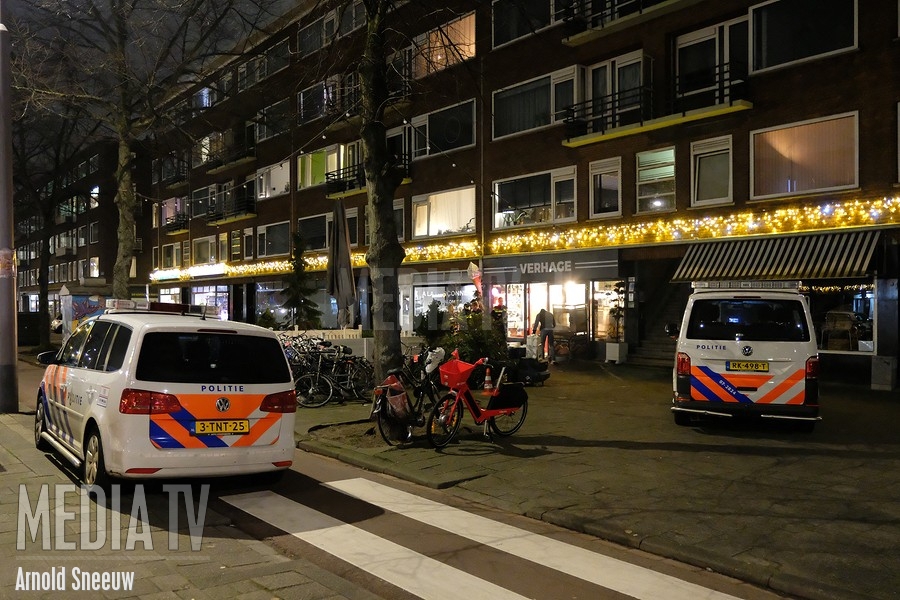 Man met mes overvalt snackbar Verhage op Stadhoudersweg Rotterdam (video)