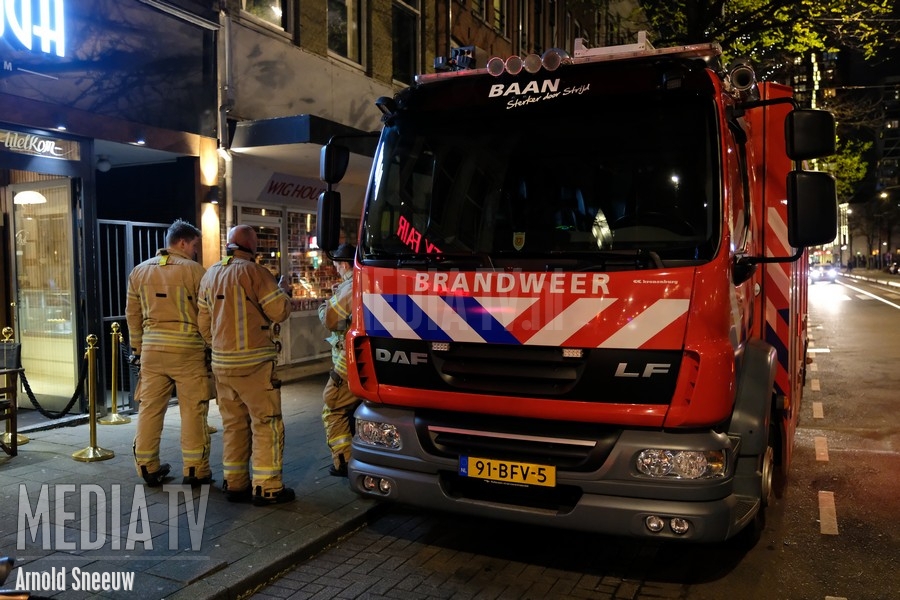 Brandweer rukt uit voor gaslucht in portiek West-Kruiskade Rotterdam