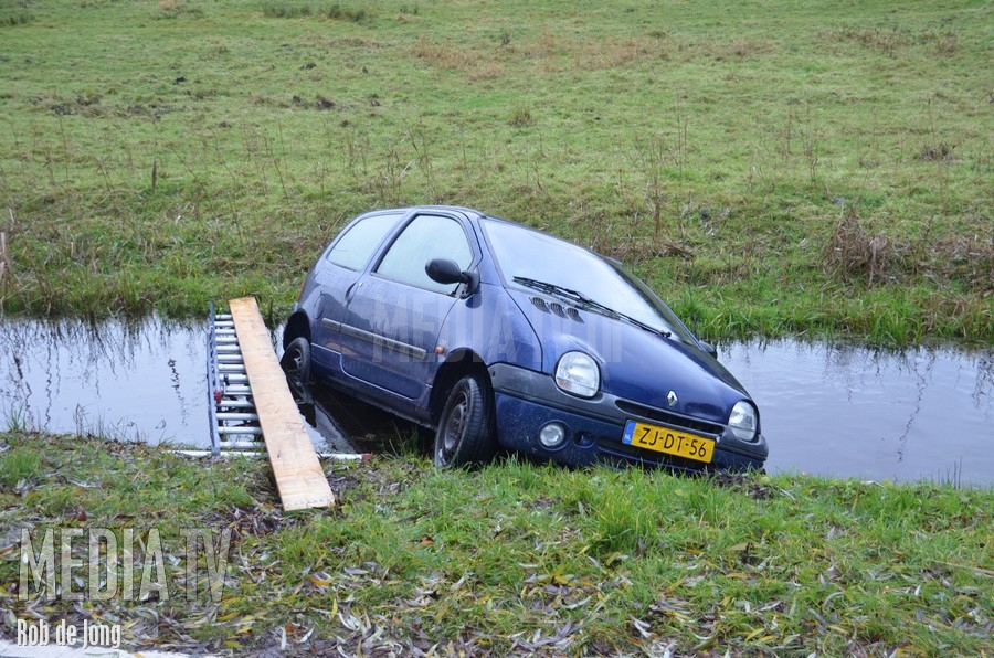 Auto raakt te water Onderweg Rotterdam