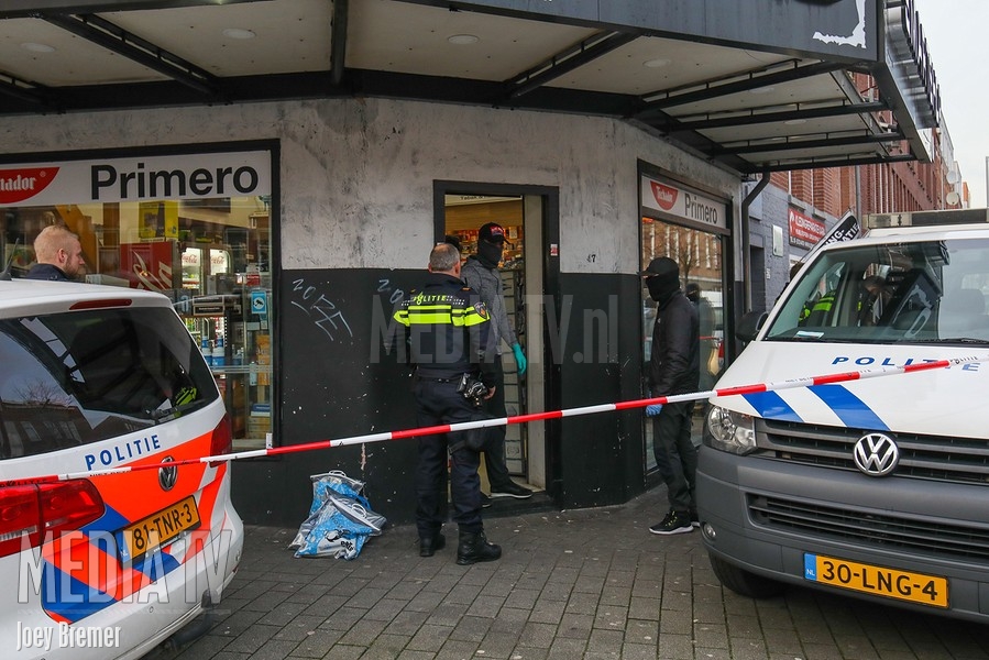 Politie doet invallen in tabakshops Vierambachtsstraat Rotterdam (video)