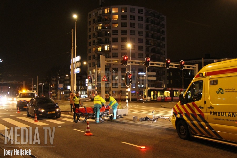 Fietser gewond na aanrijding met auto Leuvebrug Rotterdam