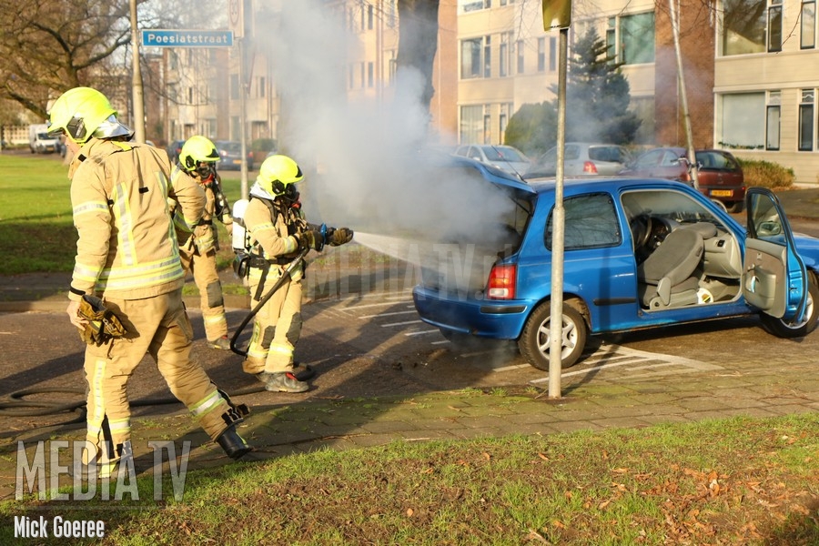 Aansteeklont zet achterbak auto in brand Koninginneweg Ridderkerk