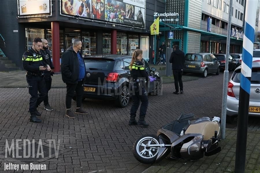 Aanrijding personenauto vs scooter aan het Zuidplein Rotterdam
