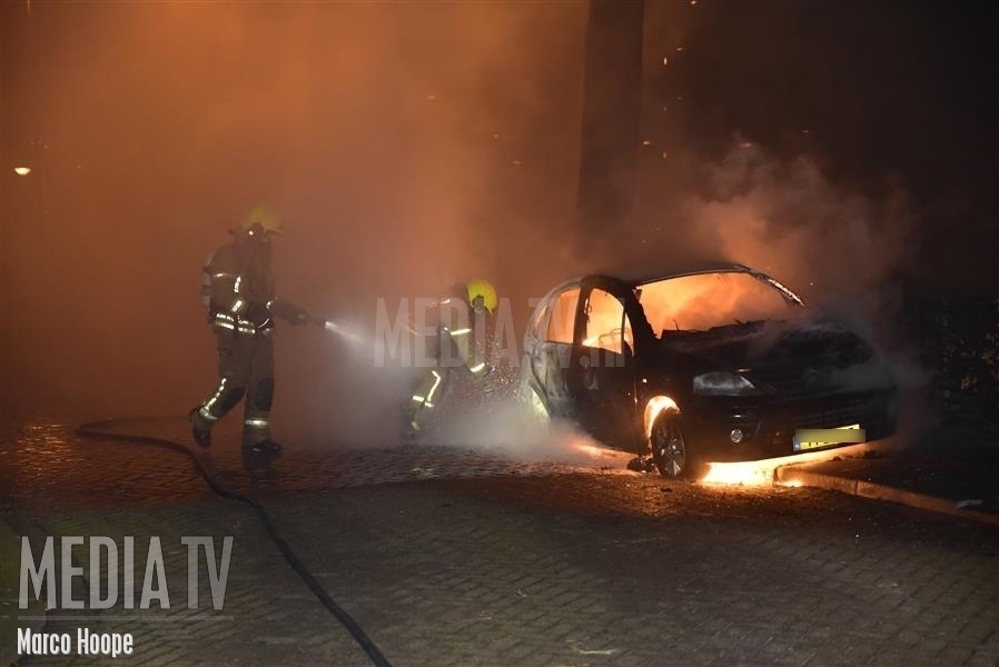 Auto volledig uitgebrand Berkelselaan Rotterdam
