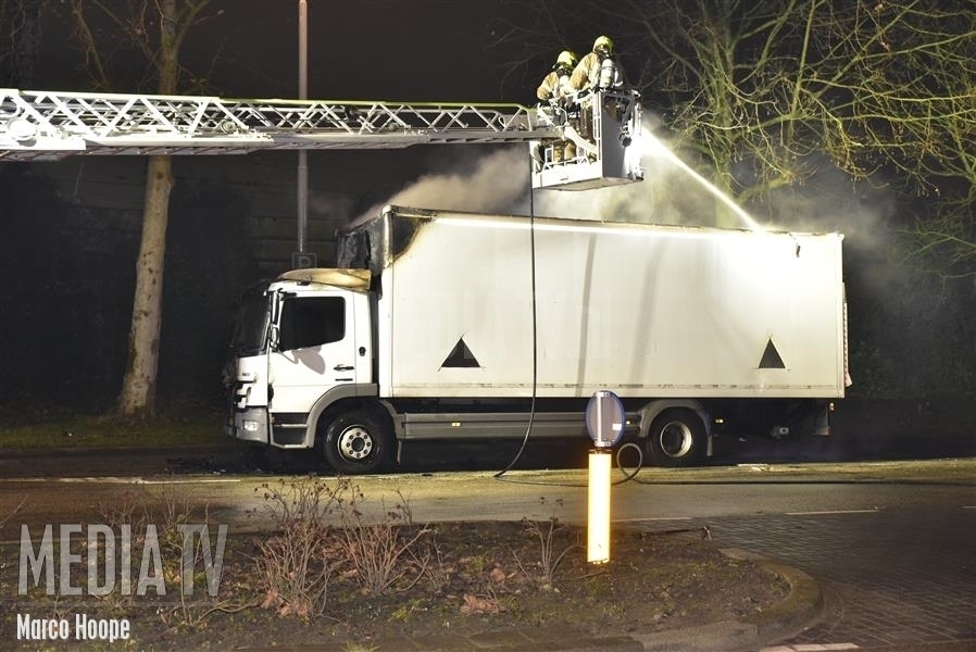 Vrachtwagen in brand Olympiaweg Rotterdam (video)