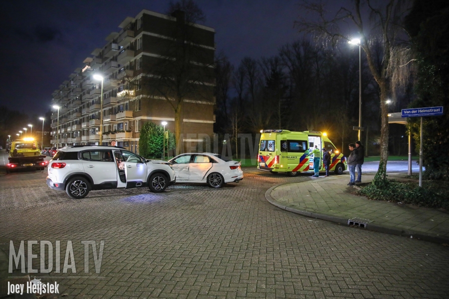 Auto's in de kreuk na aanrijding in Rotterdam-Oost