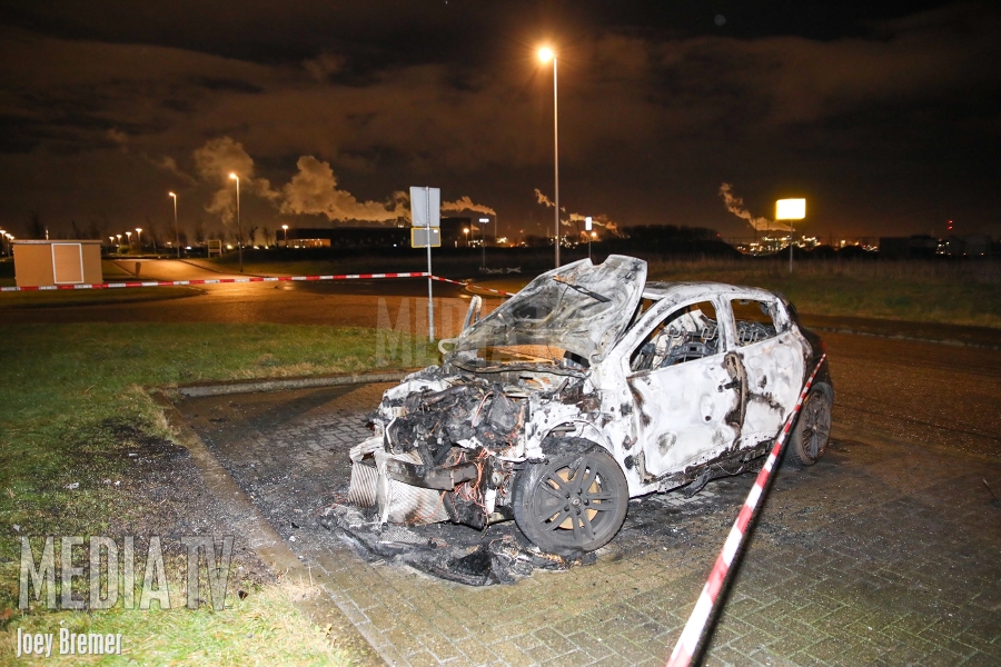 Gestolen auto gaat in vlammen op in Maassluis