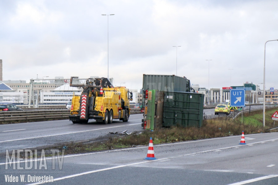 Generatoren vallen van vrachtwagen op auto op de A16 Rotterdam