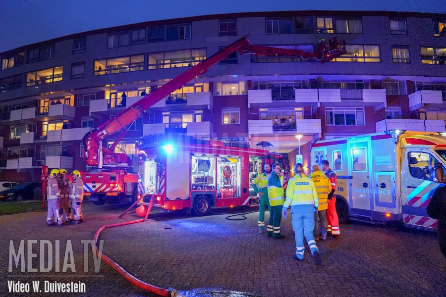 Zwaargewonde bij woningbrand Grote Beer Rotterdam (video)
