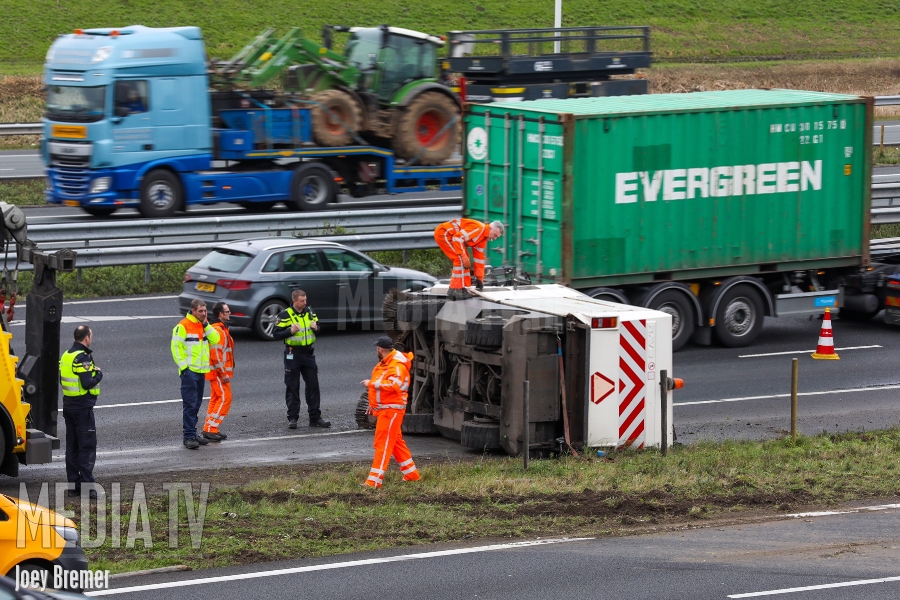 Veegwagen valt van vrachtwagen A15 Rotterdam