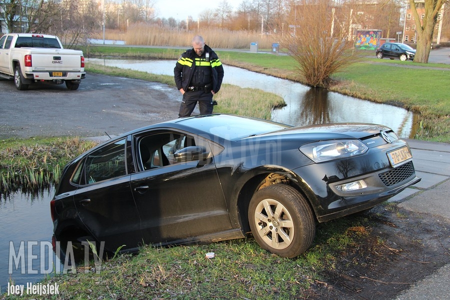 Auto raakt te water tijdens keren 's-Gravenweg Rotterdam