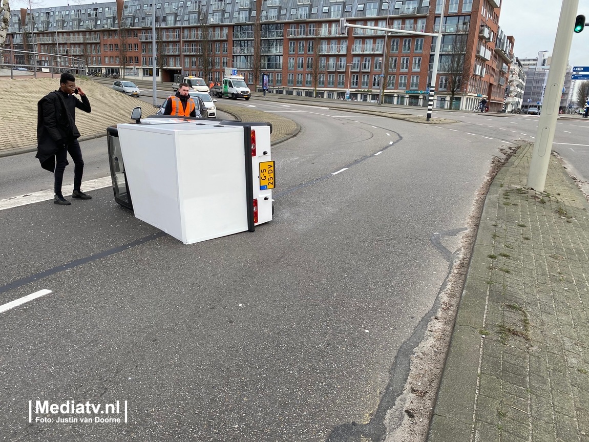 Elektrisch voertuig kantelt op Brugweg Rotterdam