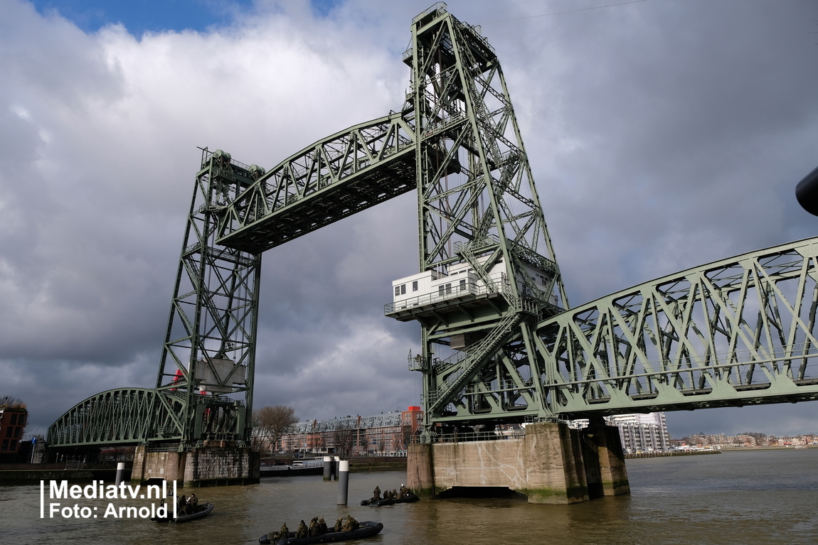 De Koninklijke Landmacht doet oefening op De Hef Rotterdam