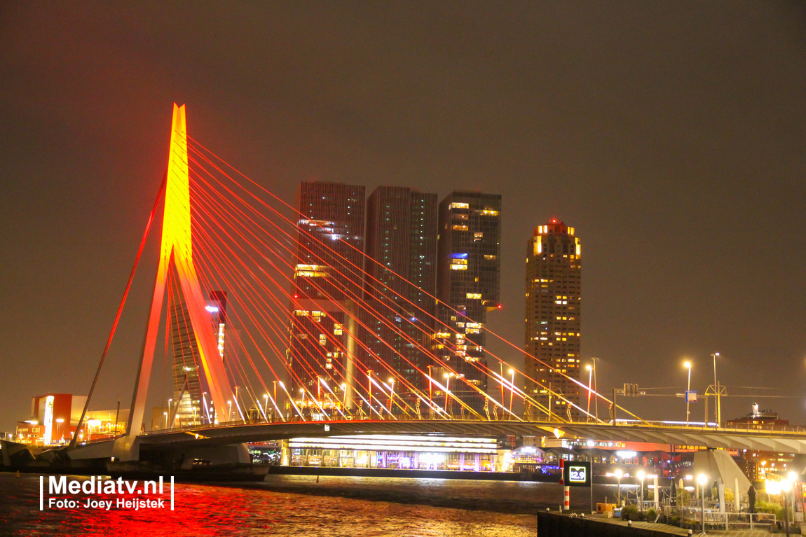 Museumnacht010 Rotterdam kleurt Erasmusbrug rood