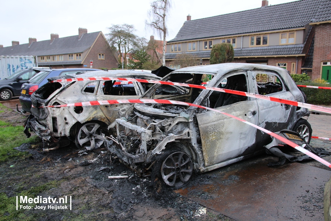 Auto's branden uit op Valkeniersweg Rotterdam
