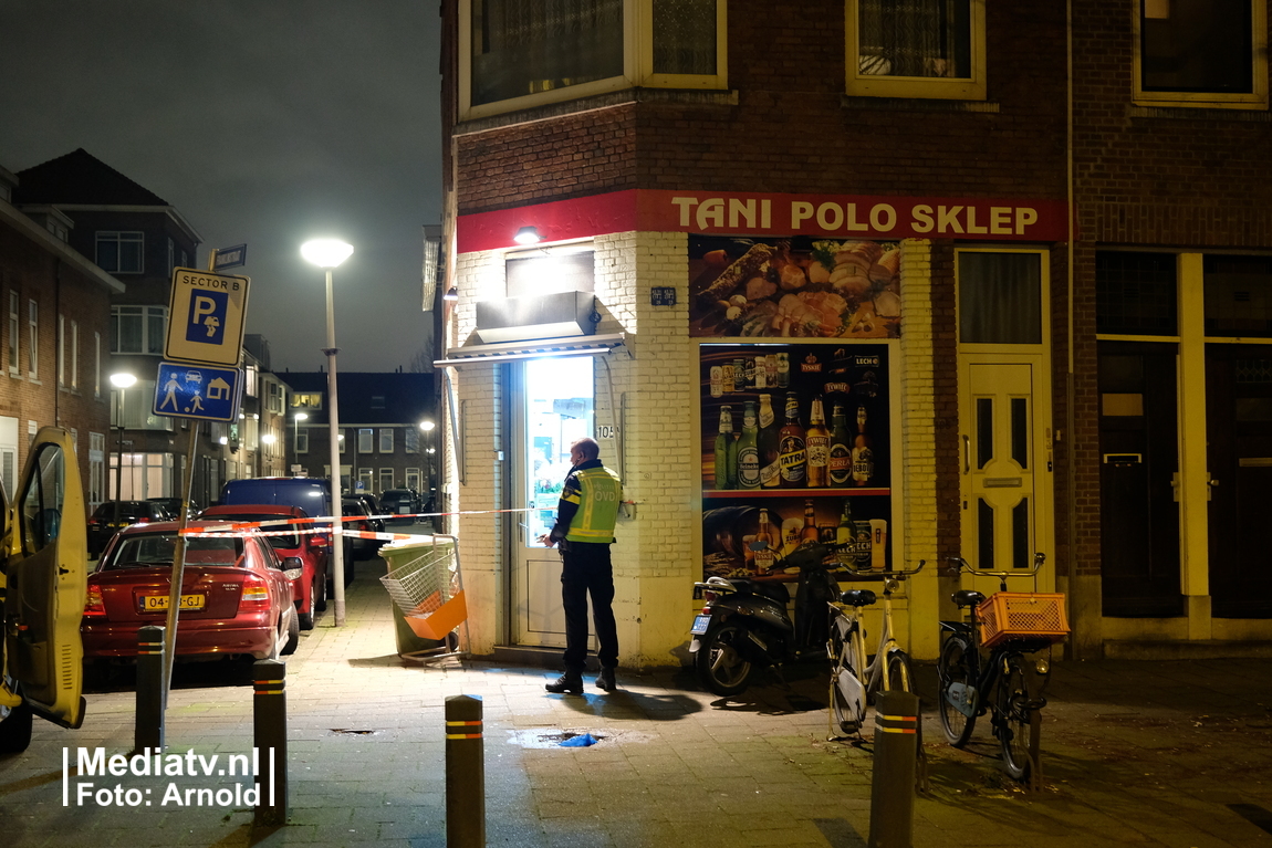 Overvallers dreigen met steekwapen in avondwinkel Schiedam
