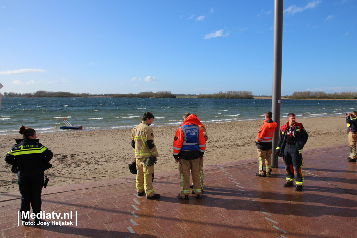 Groot alarm voor onbeheerd bootje strand Nesselande Rotterdam