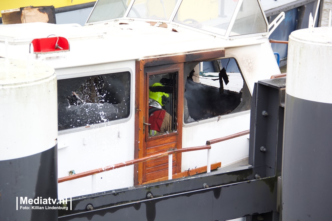 Plezierjacht brandt uit op Oude Maas