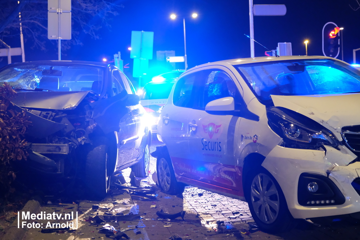 Automobilist crasht in Rotterdam-Noord na achtervolging (video)