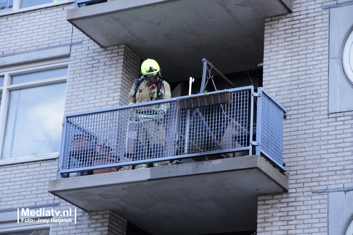 Brandweer blust brandje op balkon Vuurplaat Rotterdam