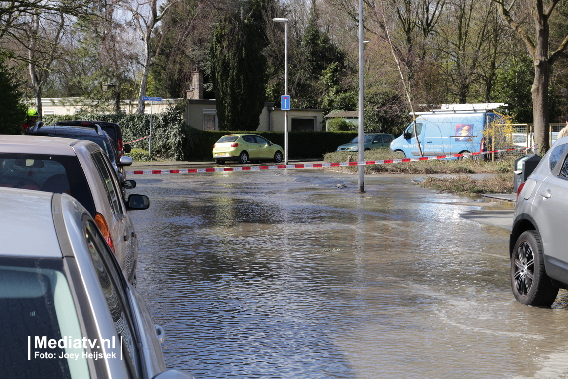 Gesprongen waterleiding zet straat onder water Kortgenestraat Rotterdam