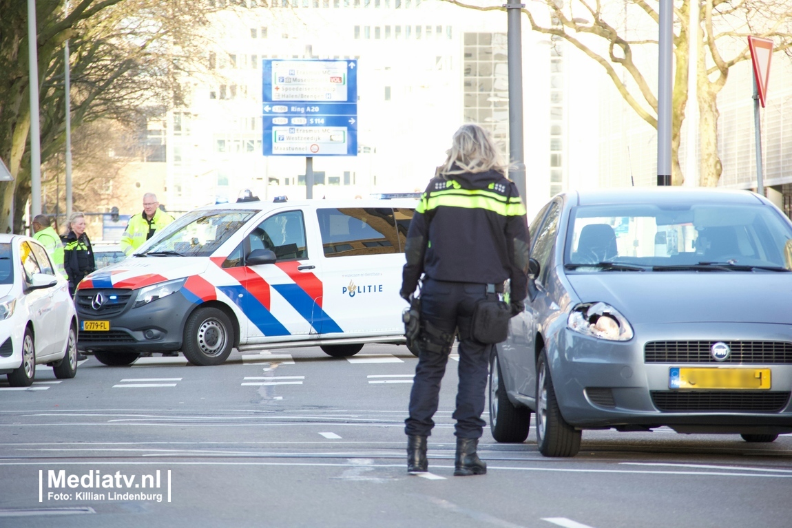 Voetganger gewond na aanrijding met auto Rochussenstraat Rotterdam